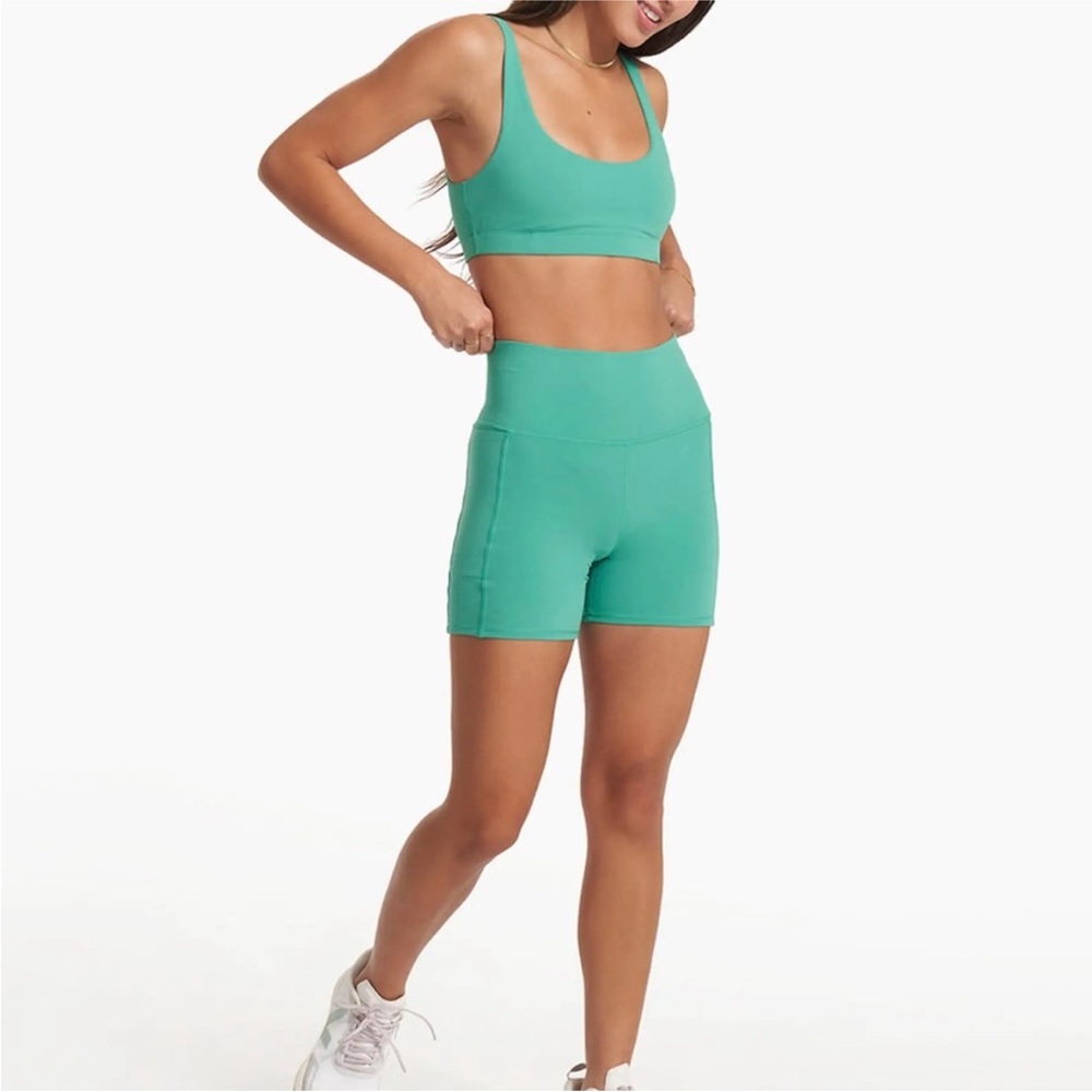 Vuori studio pocket shorts in Bergamont size S